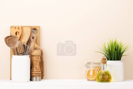Téléchargez les photos : Ustensiles de cuisine sur table en bois. Vue de face avec espace de copie - en image libre de droit