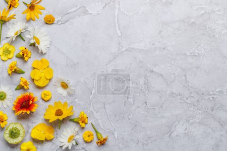 Téléchargez les photos : Fleurs assorties sur fond de marbre, un affichage vibrant avec espace pour le texte. Pose plate - en image libre de droit