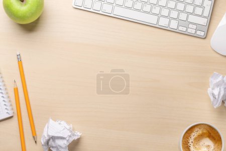 Foto de Vista superior de bloc de notas en blanco, teclado, taza de café, anteojos y papeles arrugados en el escritorio, que representa intentos infructuosos de escritura - Imagen libre de derechos