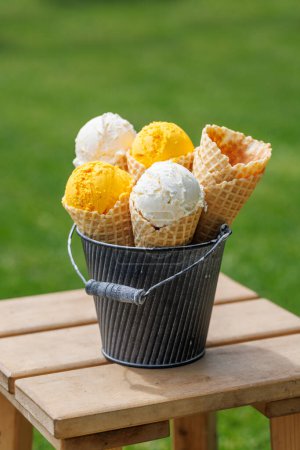 Foto de Surtido de sabores de helado en deliciosos conos de gofres, un regalo para todos los papilas gustativas. Exterior con espacio de copia - Imagen libre de derechos
