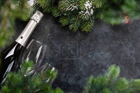 Foto de Árbol de Navidad y champán. Piso con espacio para tus saludos de Navidad - Imagen libre de derechos