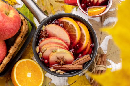 Foto de Vino caliente con especias y frutas. Cóctel de otoño. Puesta plana - Imagen libre de derechos