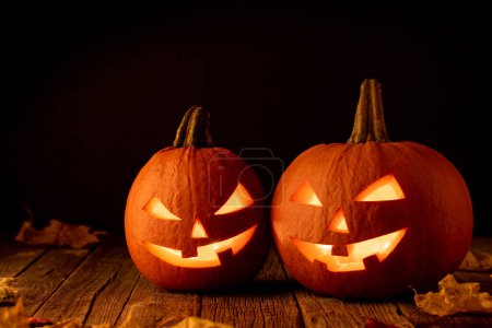 Téléchargez les photos : Citrouilles d'Halloween sur table en bois avec espace de copie - en image libre de droit