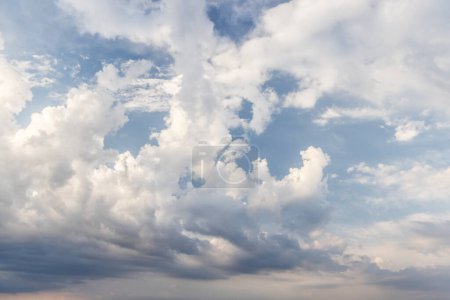 Foto de Una hermosa vista panorámica del cielo con nubes, mostrando la belleza natural y la tranquilidad del paisaje - Imagen libre de derechos