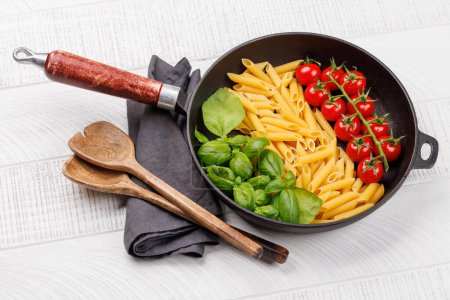 Téléchargez les photos : Une représentation vibrante du drapeau italien fait avec des pâtes, du basilic et des tomates, magnifiquement présenté dans une poêle - en image libre de droit