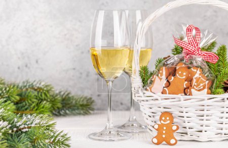 Foto de Cesta con galletas de jengibre de Navidad y champán - Imagen libre de derechos