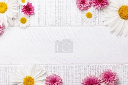Foto de Surtido de flores de flores de jardín cabezas sobre fondo de madera con espacio para el texto. Puesta plana - Imagen libre de derechos