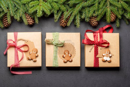 Téléchargez les photos : Branche de sapin de Noël, coffrets cadeaux de Noël. Pose plate - en image libre de droit