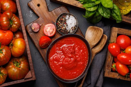 Foto de Rica salsa de tomate casero e ingredientes. Puesta plana - Imagen libre de derechos