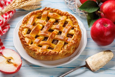 Téléchargez les photos : Délicieuse tarte aux pommes rouges fraîches sur table en bois - en image libre de droit