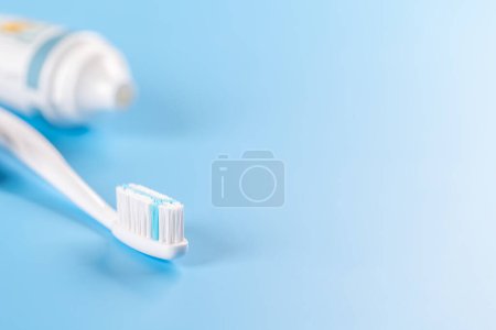 Téléchargez les photos : Une image propre et rafraîchissante avec dentifrice et brosse à dents, favorisant l'hygiène buccodentaire et un sourire éclatant. Avec espace de copie - en image libre de droit