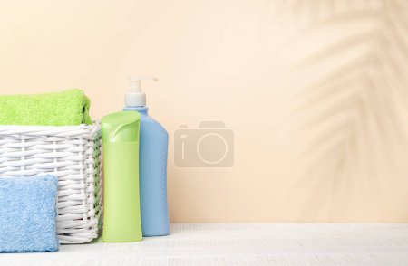 Téléchargez les photos : Articles de soins du corps et serviettes de toilette sur la table avec de l'espace pour votre produit ou texte. Arrangement spa - en image libre de droit