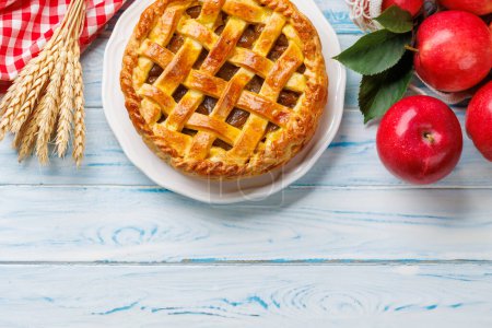 Téléchargez les photos : Délicieuse tarte aux pommes rouges fraîches. Pose plate avec espace de copie - en image libre de droit