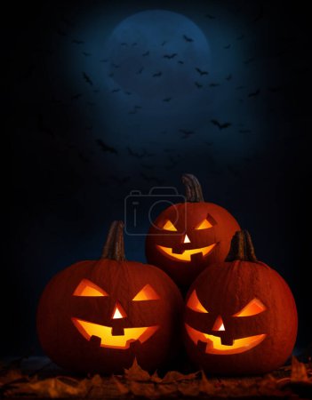 Téléchargez les photos : Citrouilles d'Halloween et la lune en arrière-plan avec espace de copie - en image libre de droit