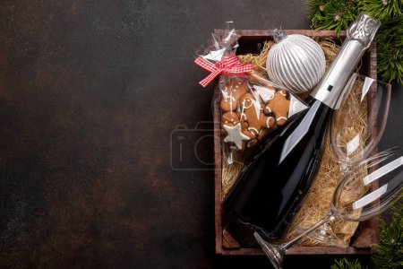 Foto de Caja con galletas de jengibre navideño y champán. Piso con espacio para tus saludos de Navidad - Imagen libre de derechos