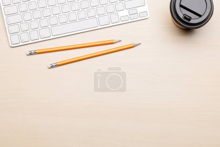 Foto de Escritorio de negocios con teclado de computadora y taza de café, perfecto para su maqueta de diseño. Piso con espacio de copia - Imagen libre de derechos