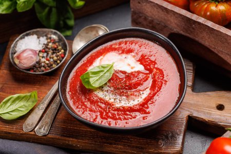 Foto de Refrescante sopa casera de gazpacho de tomate frío - Imagen libre de derechos