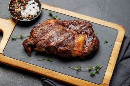 Téléchargez les photos : Délicieusement juteux steak de côtelette de bœuf, parfaitement cuit et prêt à être savouré - en image libre de droit
