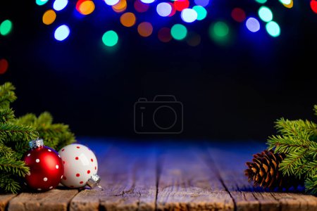 Foto de Rama de árbol de Navidad con decoración y guirnalda bokeh - Imagen libre de derechos
