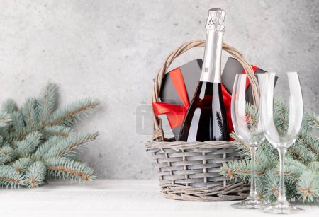 Foto de Cesta con cajas de regalo de Navidad y champán y espacio para sus saludos de Navidad - Imagen libre de derechos