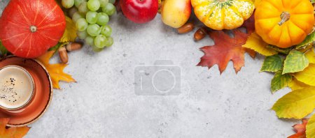 Foto de Fondo de otoño con calabazas, manzanas, peras, uvas y hojas de colores. Vista superior con espacio para su texto - Imagen libre de derechos