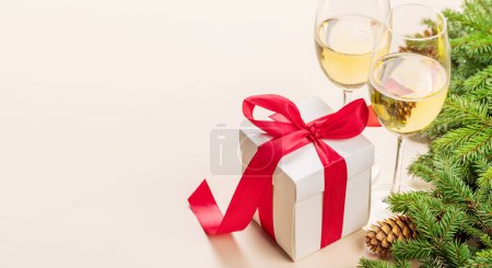 Foto de Rama de abeto de Navidad, champán, caja de regalo y espacio para saludos de Navidad texto - Imagen libre de derechos
