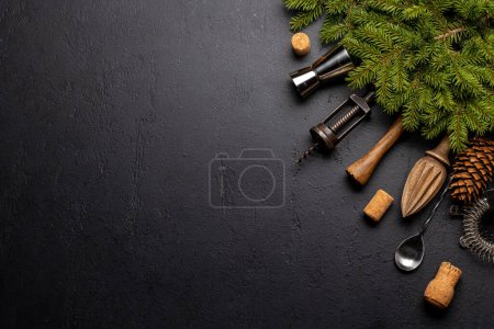 Téléchargez les photos : Ustensiles de cuisine et branches de sapin sur la table de cuisson. Concept de cuisine de Noël. Pose plate avec espace de copie - en image libre de droit