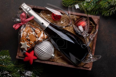 Foto de Caja con galletas de jengibre navideño y champán. Puesta plana - Imagen libre de derechos