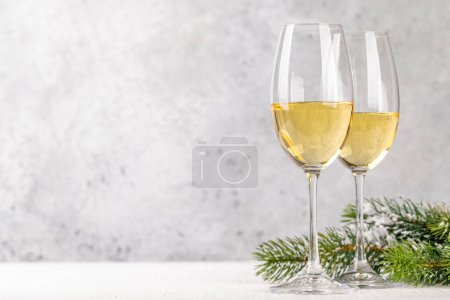 Téléchargez les photos : Branches de sapin de Noël et champagne. Avec de l'espace pour vos salutations de Noël - en image libre de droit