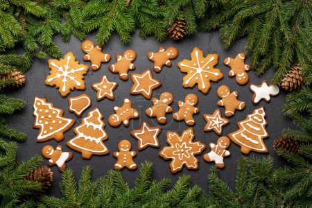 Téléchargez les photos : Branche de sapin de Noël et divers biscuits au pain d'épice. Pose plate - en image libre de droit