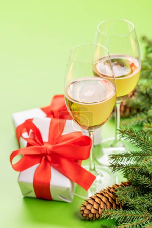 Foto de Rama de abeto de Navidad, caja de regalo de Navidad, champán y espacio para saludos texto - Imagen libre de derechos