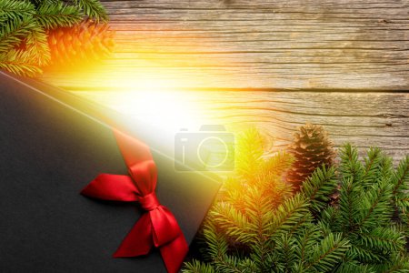 Téléchargez les photos : Boîte cadeau ouverte avec lumière magique. Carte de voeux de Noël. Pose plate avec espace de copie - en image libre de droit