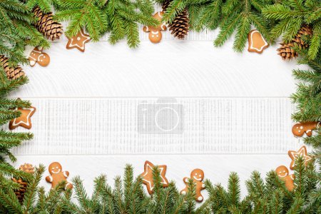 Téléchargez les photos : Branche de sapin de Noël avec décor, biscuits et espace pour salutations texte. Pose plate - en image libre de droit
