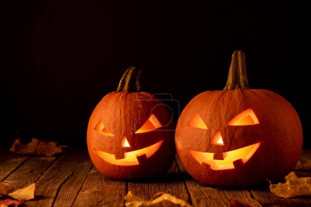 Téléchargez les photos : Citrouilles d'Halloween sur table en bois avec espace de copie - en image libre de droit