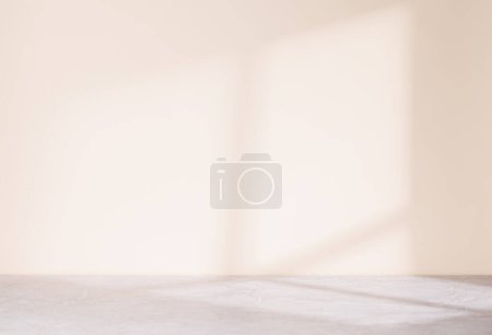 Foto de Mesa de piedra y pared soleada, plantilla de fondo de maqueta de producto - Imagen libre de derechos