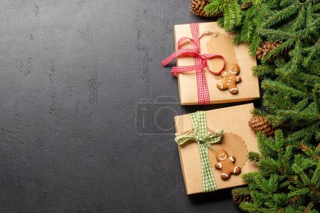 Téléchargez les photos : Branche de sapin de Noël, boîtes cadeaux de Noël et espace pour le texte de salutations. Pose plate - en image libre de droit