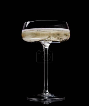 Téléchargez les photos : Verre de champagne sur fond noir - en image libre de droit