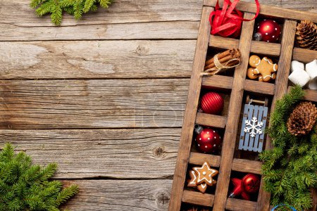 Téléchargez les photos : Boîte en bois avec décor de Noël et jouets. Pose plate avec espace de copie - en image libre de droit