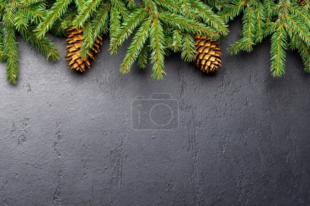 Foto de Árbol de abeto navideño marco sobre piedra con espacio para saludos texto. Puesta plana - Imagen libre de derechos