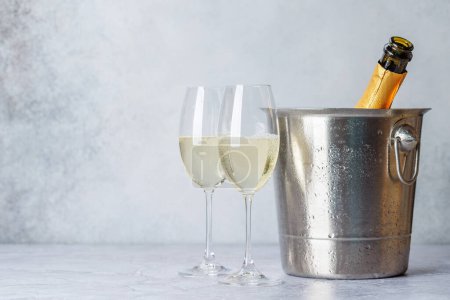 Téléchargez les photos : Deux verres à champagne et une bouteille dans un seau à glace avec espace de copie - en image libre de droit