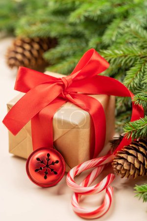 Téléchargez les photos : Branche sapin de Noël, boîte cadeau de Noël - en image libre de droit