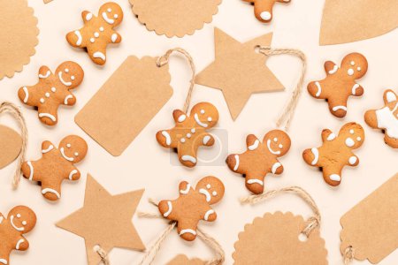 Téléchargez les photos : Diverses étiquettes cadeaux de Noël et biscuits au pain d'épice. Pose plate - en image libre de droit