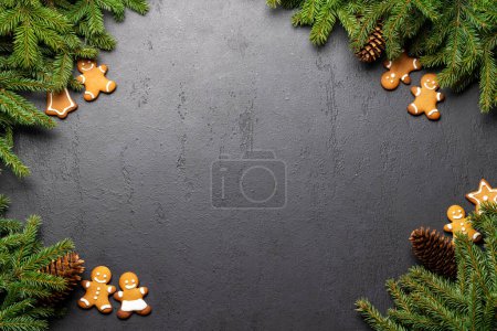 Foto de Rama de abeto navideño con decoración, galletas y espacio para saludos de texto. Puesta plana - Imagen libre de derechos