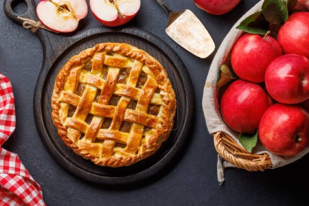 Foto de Delicioso pastel de manzana con manzanas rojas frescas. Puesta plana - Imagen libre de derechos