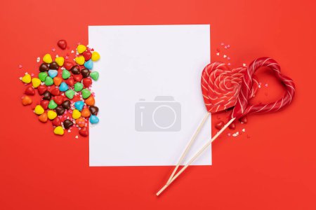 Foto de Dulces dulces y tarjeta de felicitación en blanco para sus saludos. San Valentín corazones de caramelo día. Puesta plana - Imagen libre de derechos
