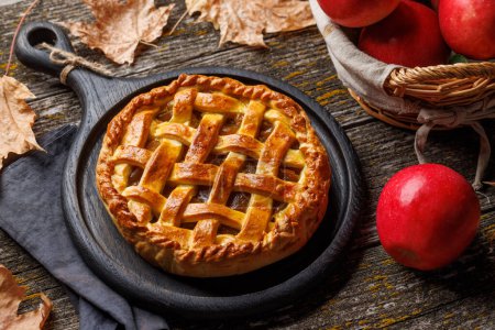 Foto de Delicioso pastel de manzana con manzanas rojas frescas - Imagen libre de derechos