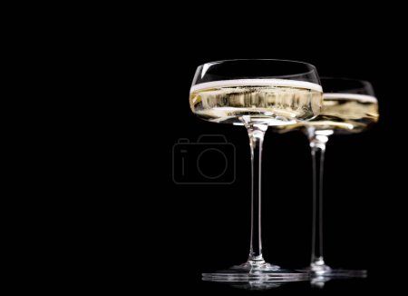 Téléchargez les photos : Deux verres à champagne sur fond noir avec espace de copie - en image libre de droit
