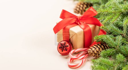 Téléchargez les photos : Branche sapin de Noël, boîte cadeau de Noël et espace pour les salutations texte - en image libre de droit