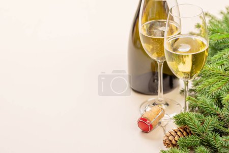 Foto de Rama de abeto de Navidad, champán y espacio para saludos de Navidad texto - Imagen libre de derechos