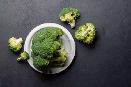 Téléchargez les photos : Tête de brocoli frais avec une couleur verte vibrante. Pose plate - en image libre de droit